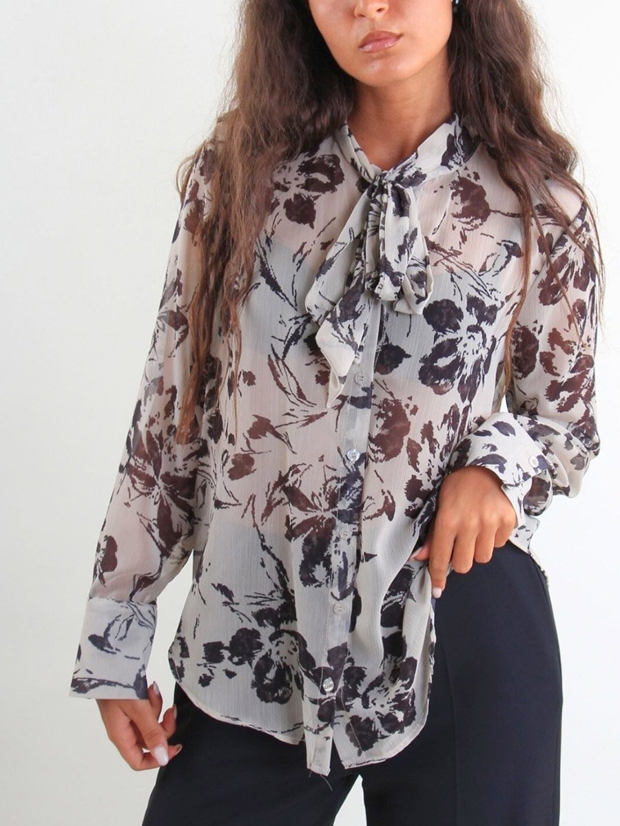 Vajszínű virágmintás ing nyakkötővel