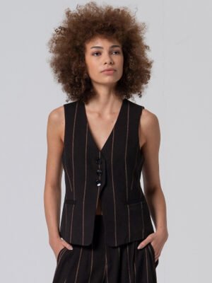 Csíkos mintával díszített mellény