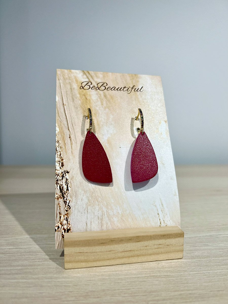 Magenta bőr fülbevaló színes cirkónium kövekkel