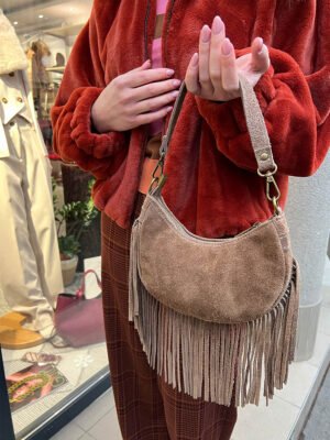 Taupe színű rojtos hasított bőr táska