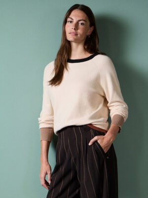 Kerek nyakú pulóver színkontrasztokkal