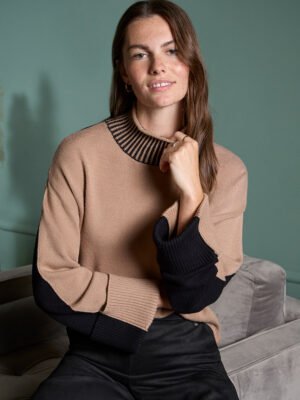 Magas nyakú pulóver színkontrasztokkal