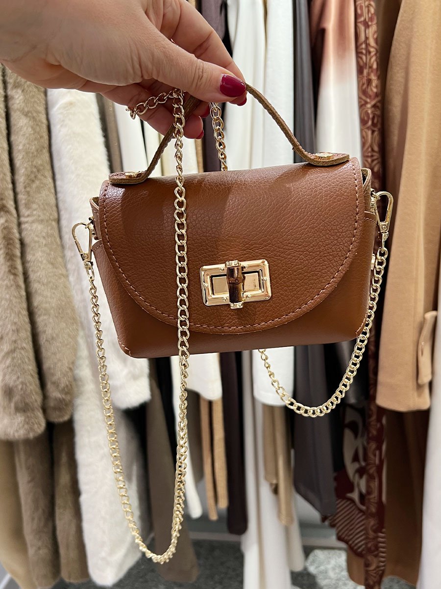 Camel divatos csatos mini bőr táska