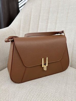 Mogyoró színű arany csatos válltáska