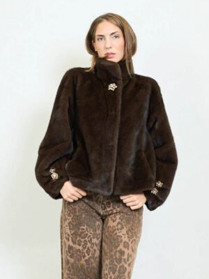 Műszőrme bunda brossal