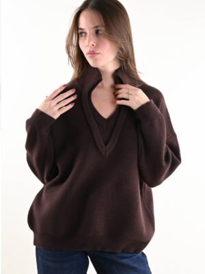 Csokoládé színű álló nyakú pulóver