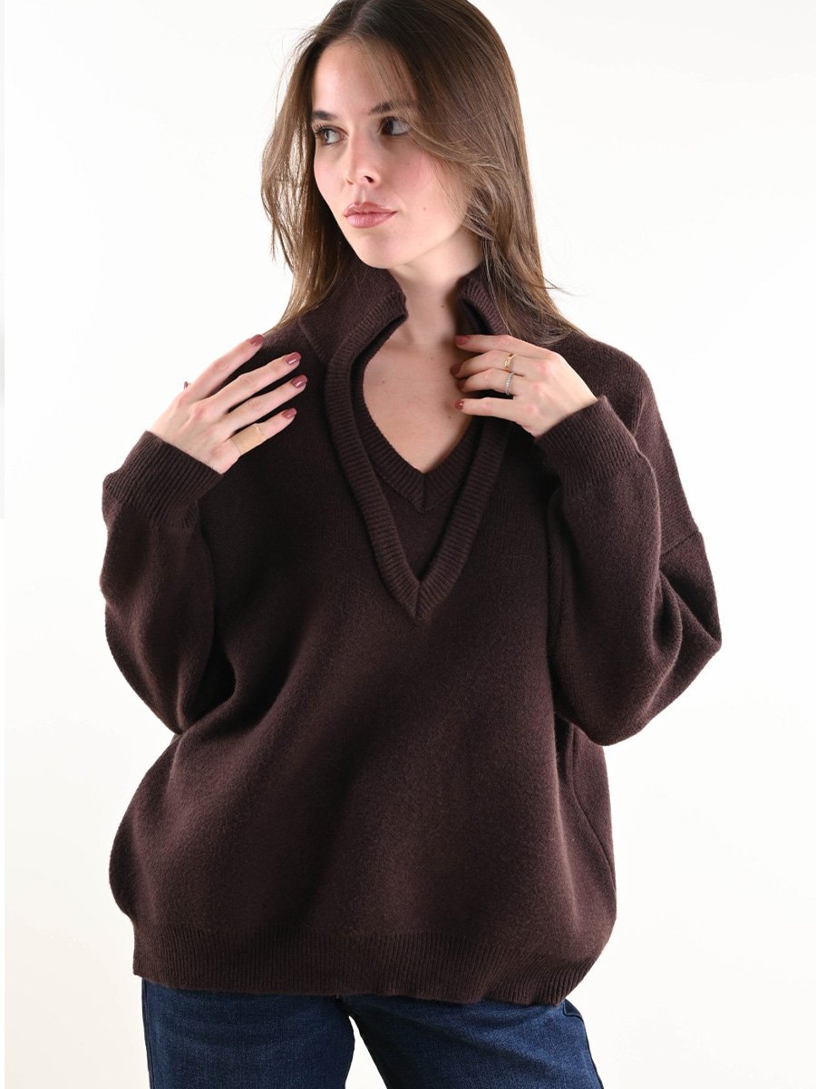 Csokoládé színű álló nyakú pulóver