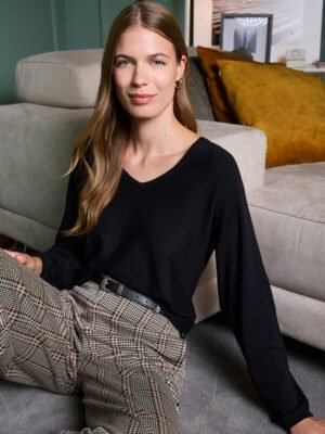 Fekete színű japán ujjú pulóver V-nyakkal