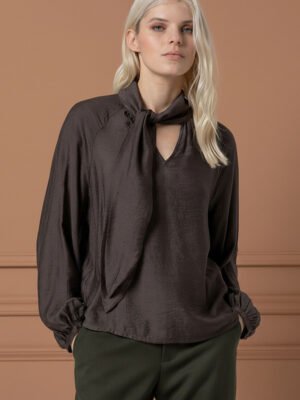 Khaki blúz megkötővel a nyakán