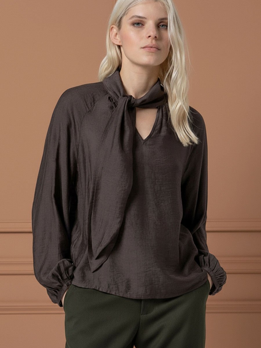 Khaki blúz megkötővel a nyakán