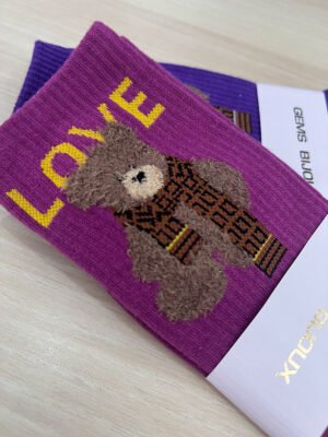 Lila színű "Love" feliratú macis zokni