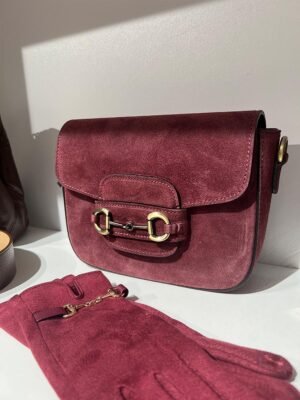 Burgundi színű csatos valódi bőr táska