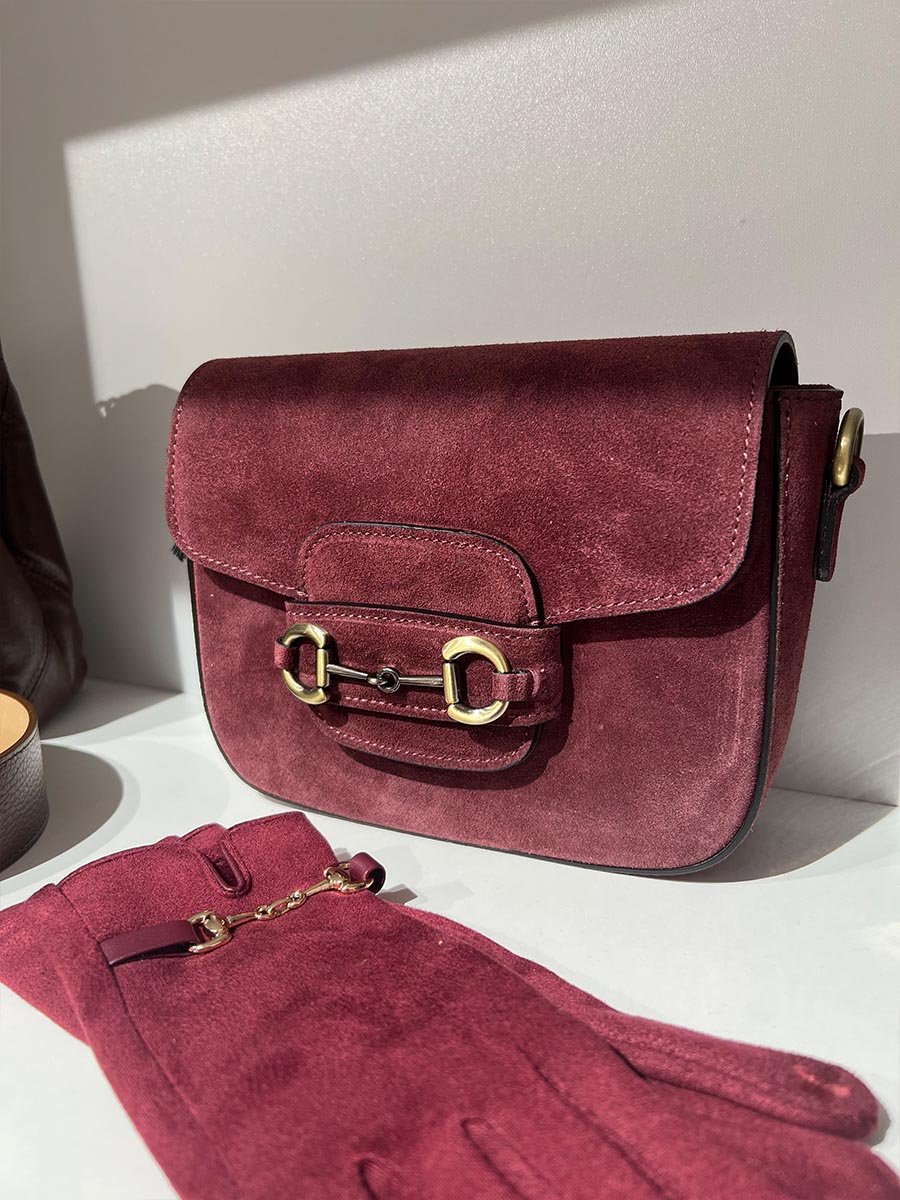 Burgundi színű csatos valódi bőr táska