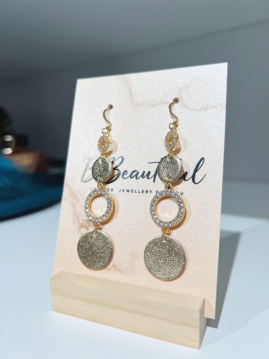 Arany színű cirkónium köves lógós bőr fülbevaló