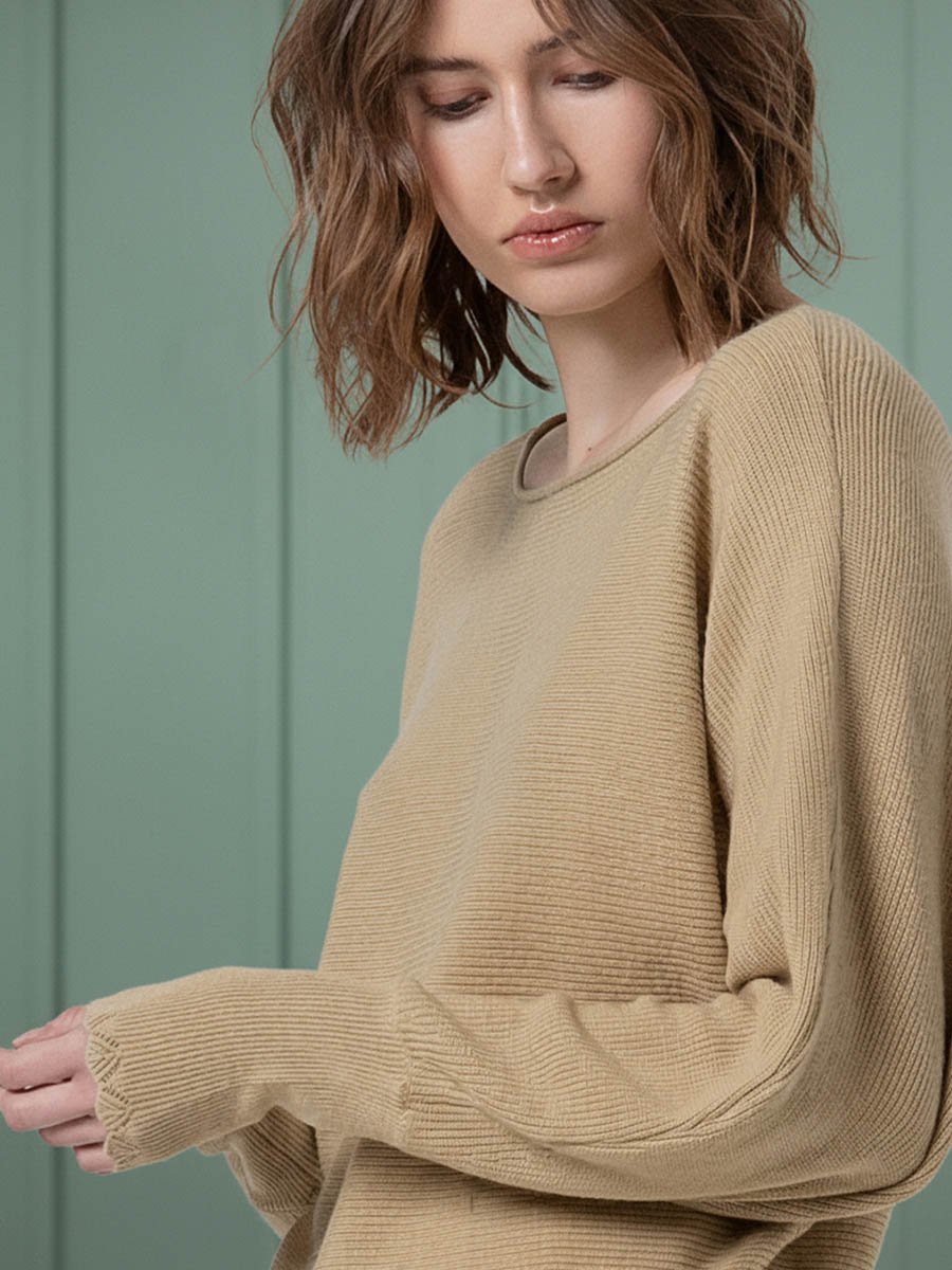 Csónak nyakú csipkés ujjú bézs pulóver