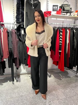 Ecrü színű nagy galléros műszőrme bunda