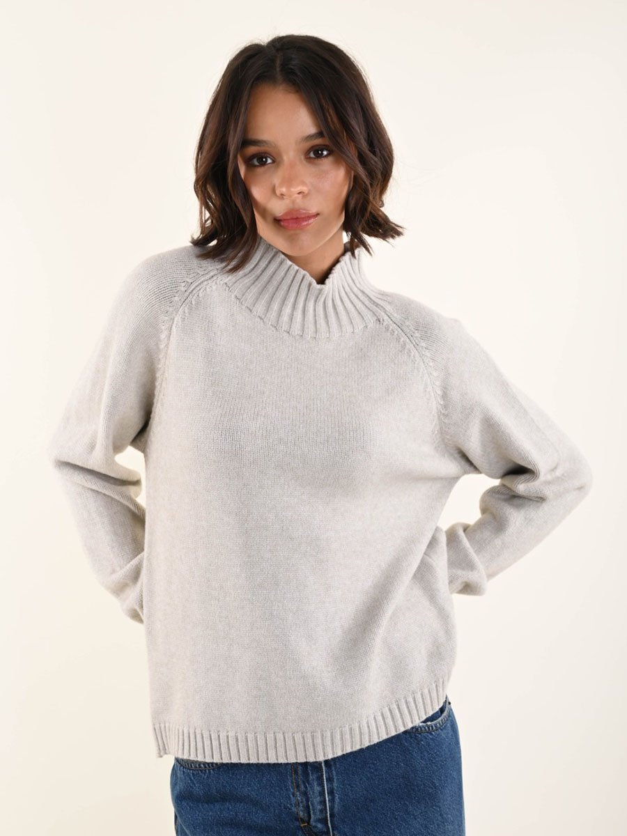 Bézs álló nyakú bordázott pulóver