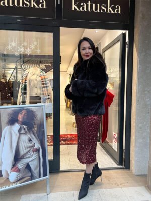 Fekete hosszú szőrű steppelt bunda