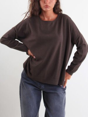 Csoki színű kerek nyakú lezser pulóver