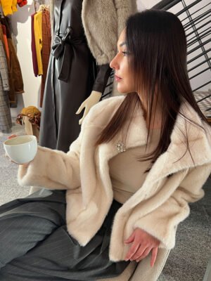 Bézs színű műszőrme bunda brossal