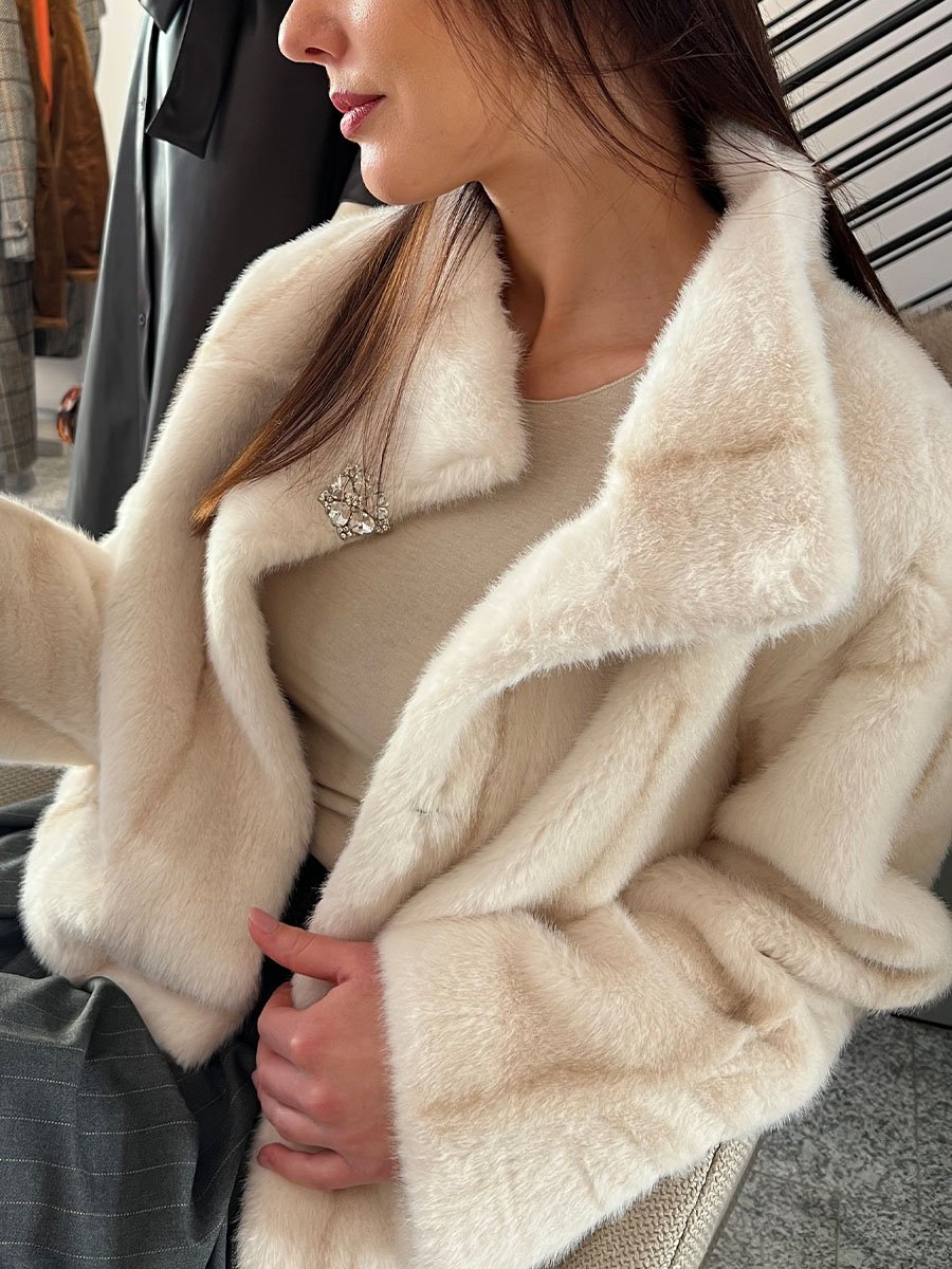 Bézs színű műszőrme bunda brossal - Image 2