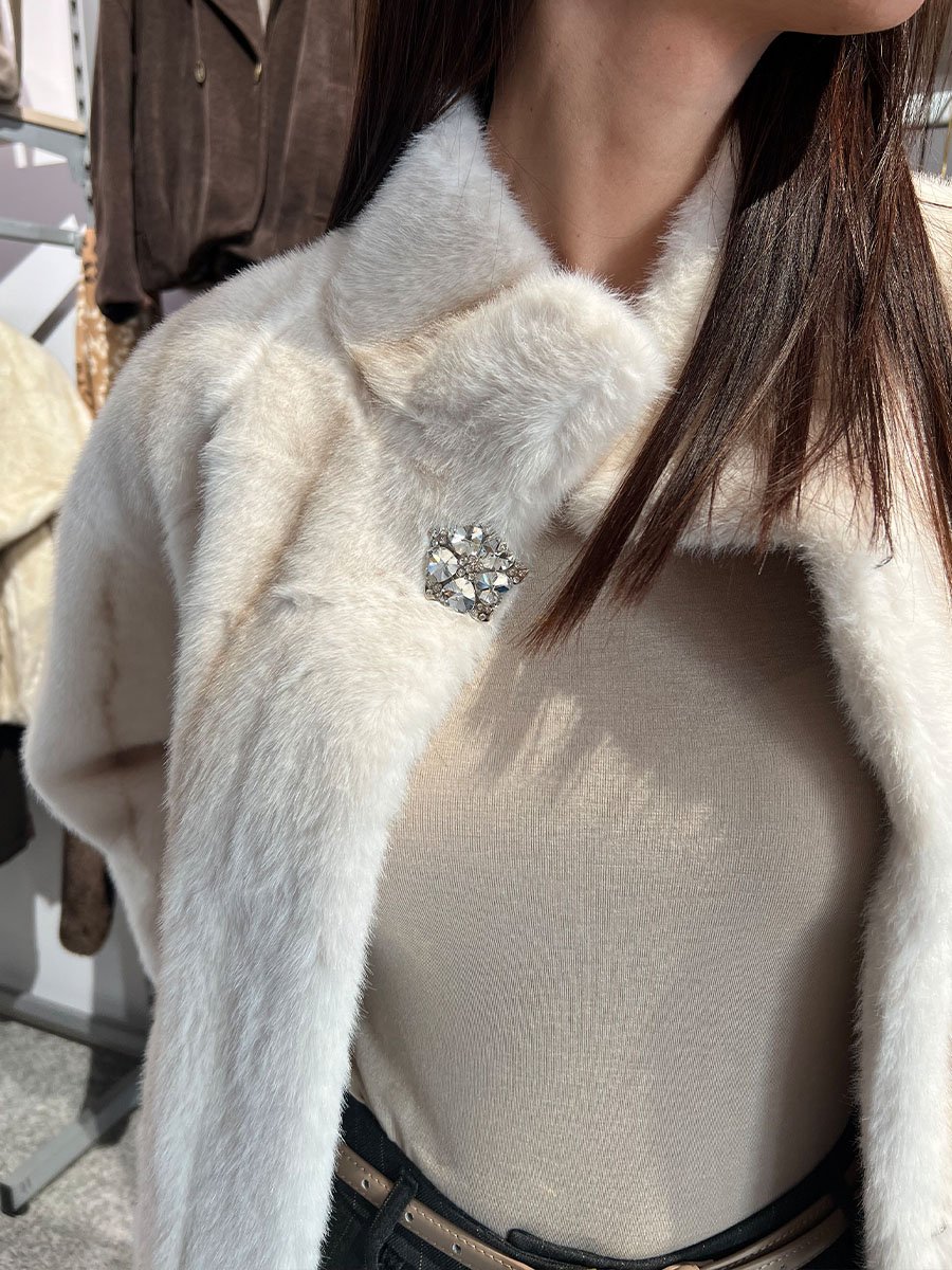 Bézs színű műszőrme bunda brossal - Image 4