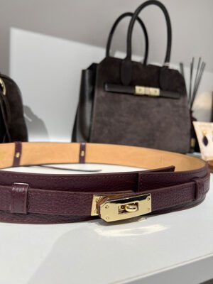 Sötét lila színű bőr öv arany csattal