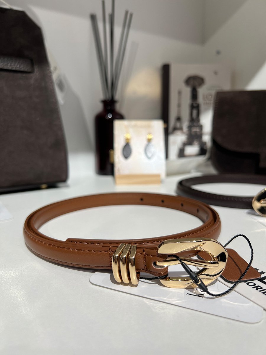 Mogyoró színű bőr öv arany csattal