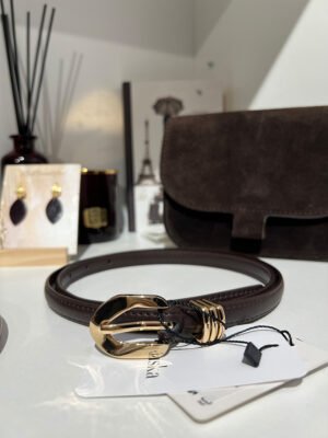Csoki barna színű bőr öv arany csattal