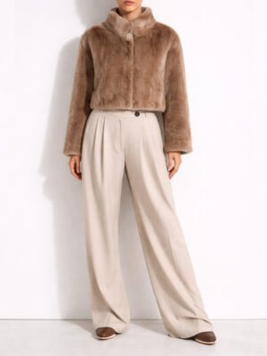 Taupe színű műszőrme bunda brossal