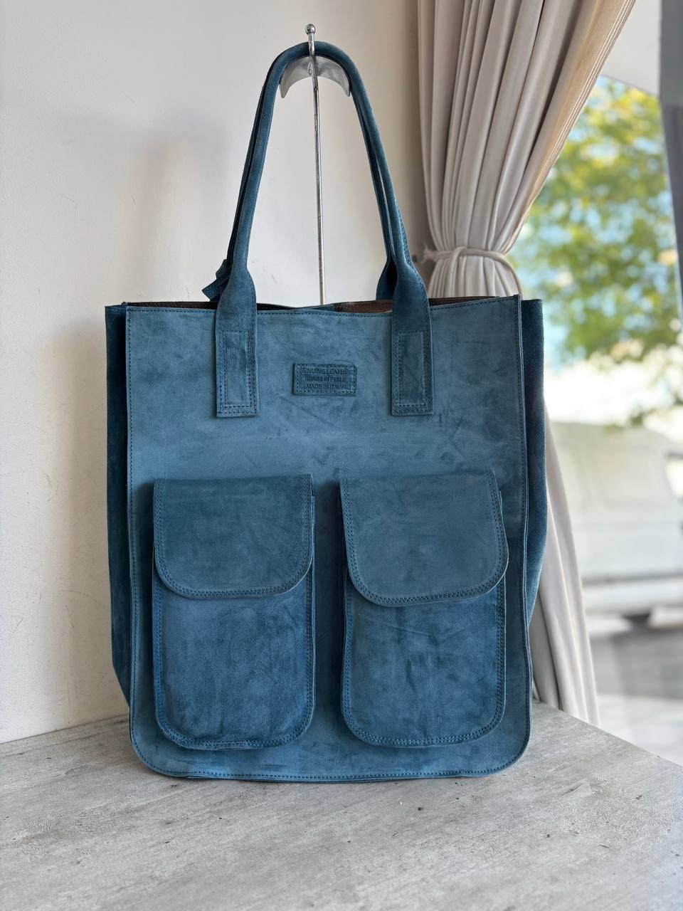 Kék elől nagy zsebes hasított bőr táska