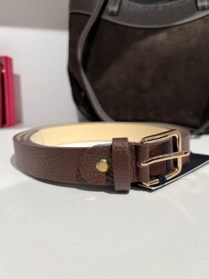 Sötétbarna színű bőr öv arany csattal