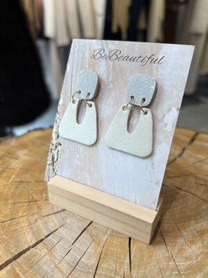 Ekrü tört fehér bőr fülbevaló