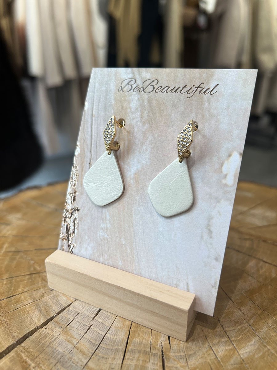 Tört fehér cirkónium köves bőr fülbevaló