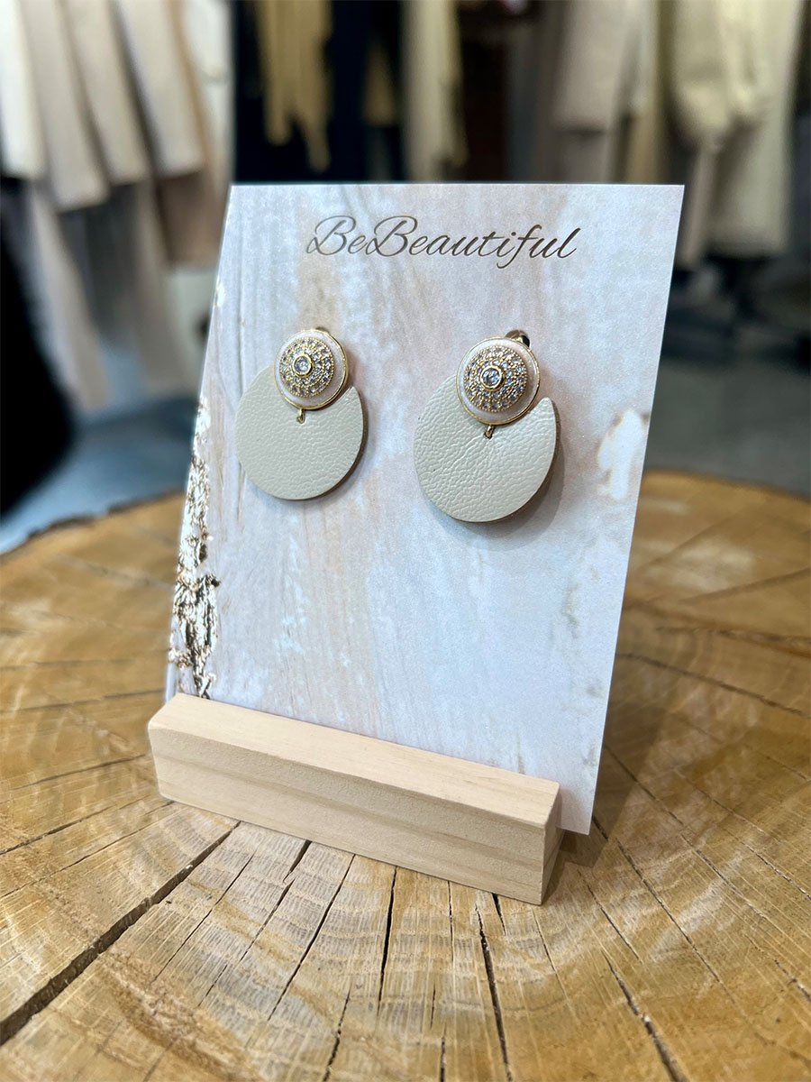 Világos bézs cirkónium köves bőr fülbevaló