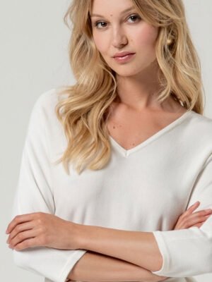 Fehér V-nyakú denevérujjú kötött pulóver