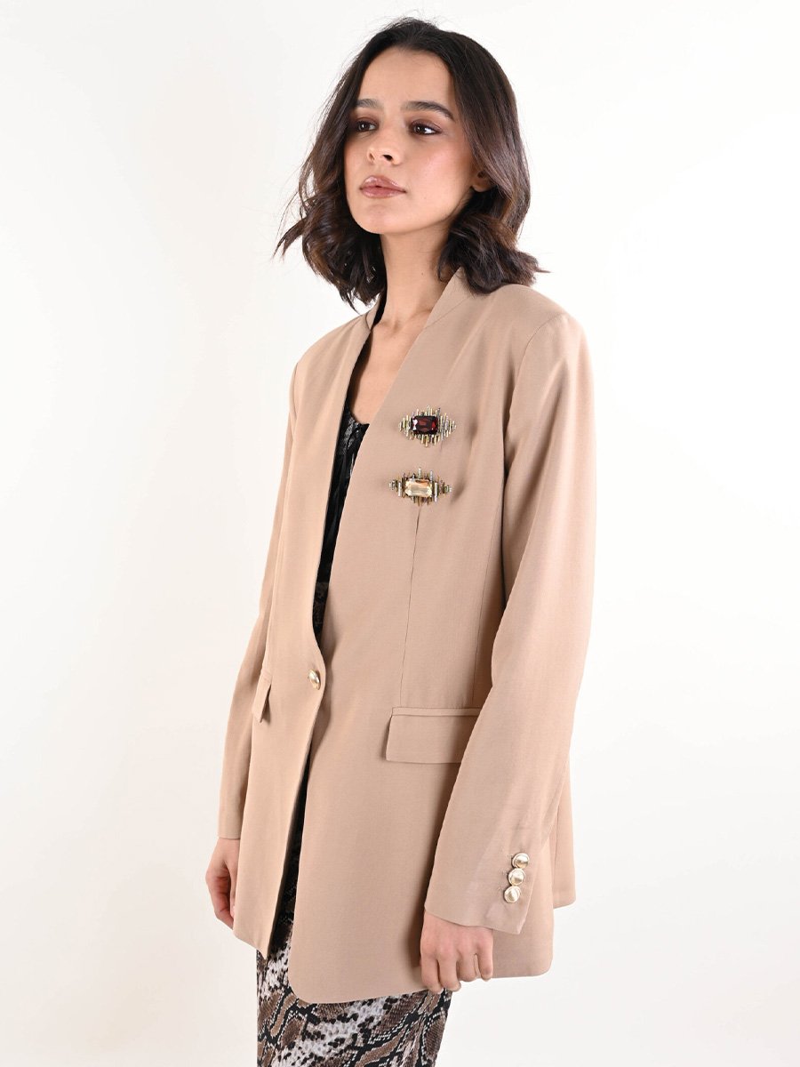 Elegáns beige színű hosszú állású blézer