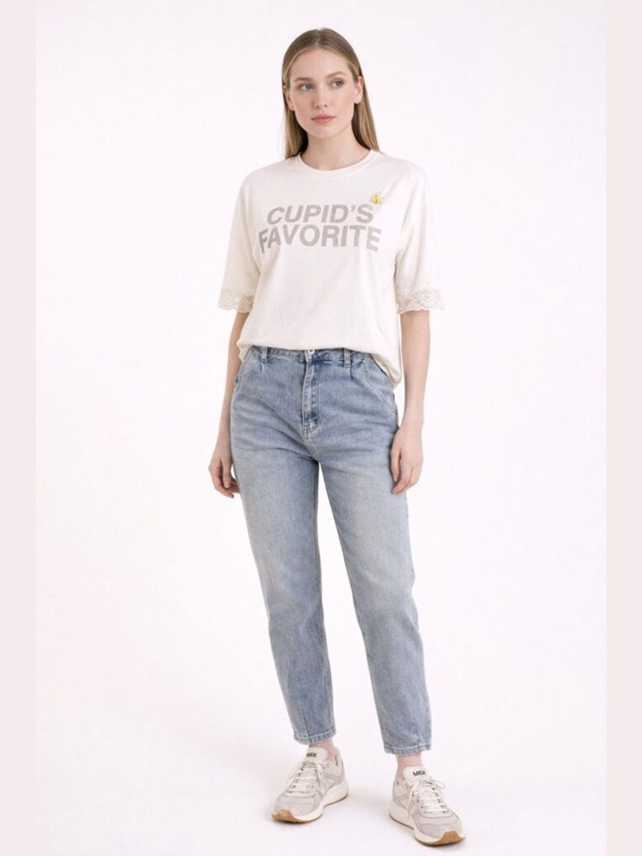 Feliratos csipkés póló kitűzővel