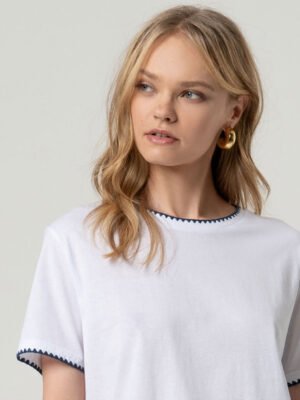 Fehér póló sötétkék díszítéssel