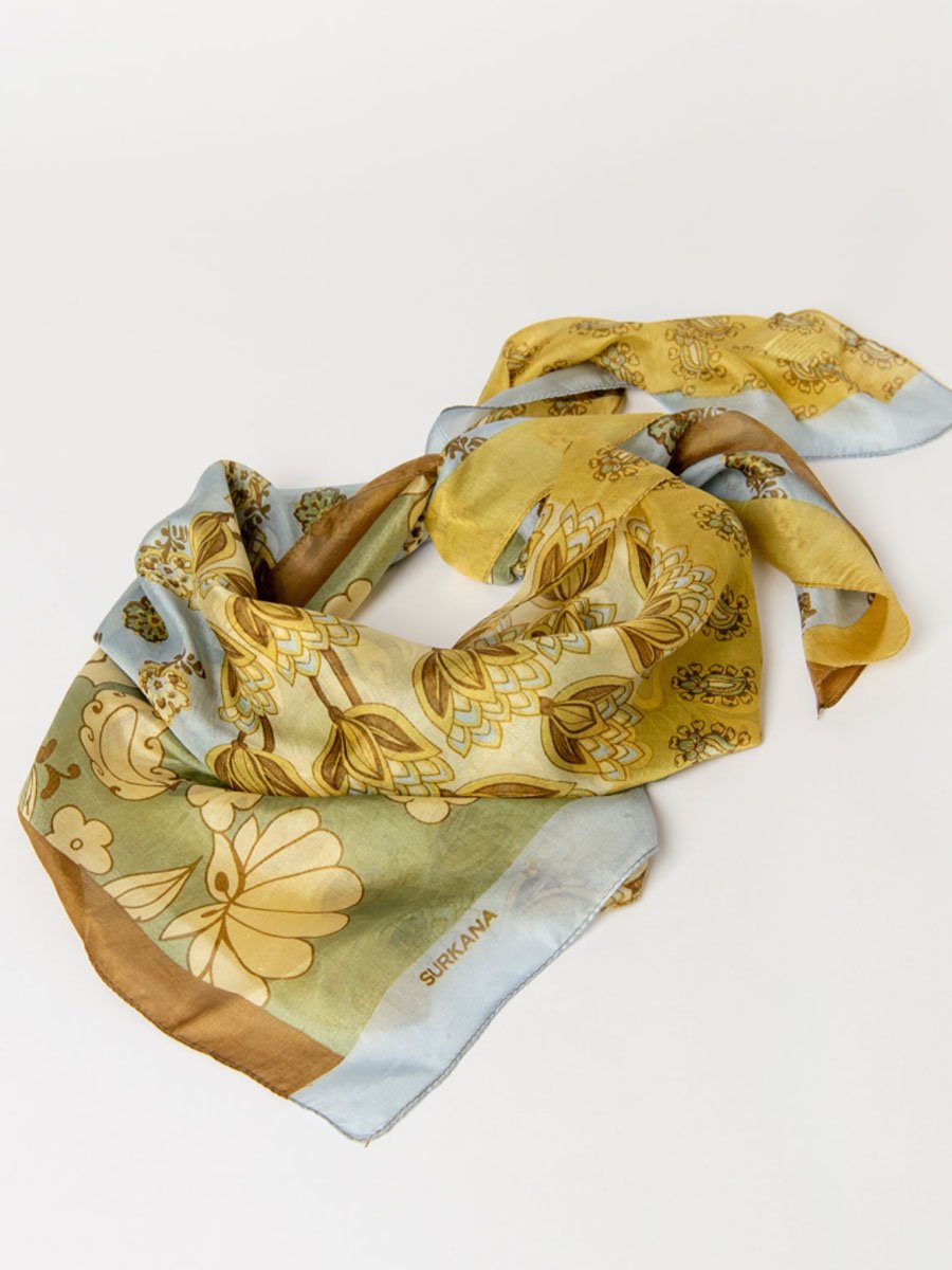 Sárga zöld barna sál