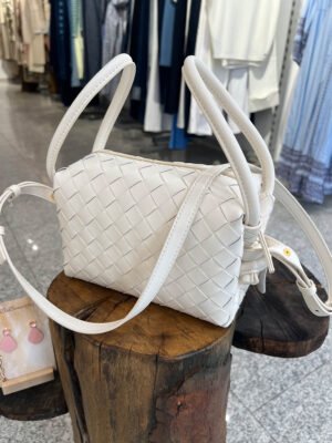 Fehér fonott bőr táska