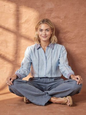 Acélkék színű vékony egyenes szárú nadrág