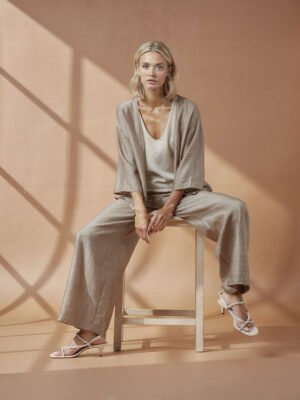 Bézs színű vékony egyenes szárú nadrág